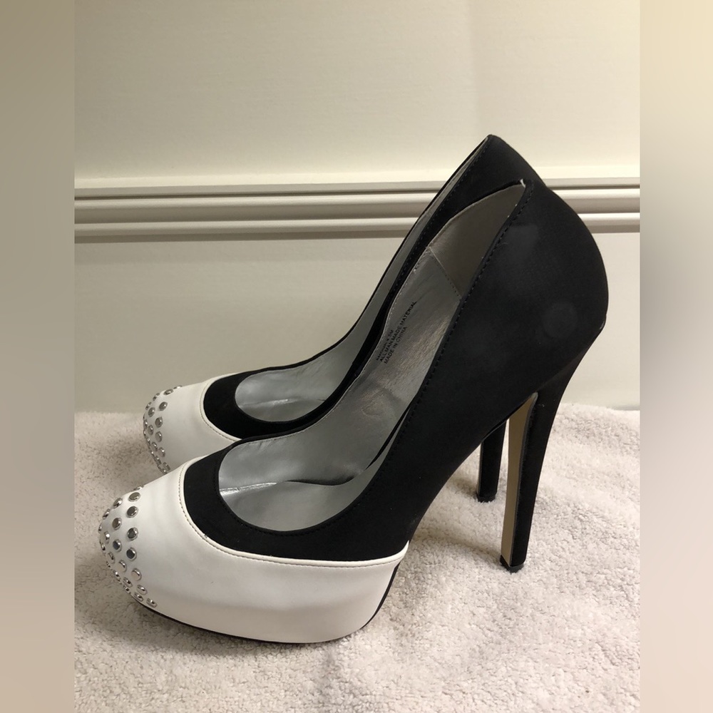 Women’s Shoedazzle brand shoes - size 8.5
